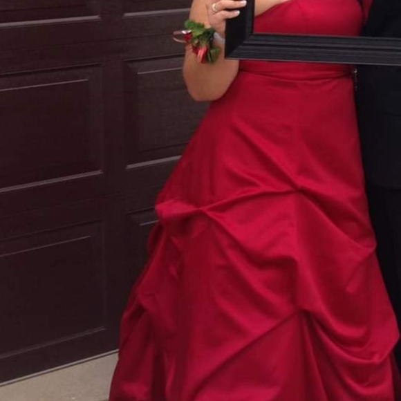 Red prom/bridesmaid dress - Picture 2 of 3